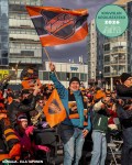 VUODEN 2026 KOUVOLAN KESKUSTATEKO ON KOOKOO KISAKATSOMO KAUPPATORILLA

⭐KooKoon kisakatsomo nousi poikkeukselliseksi yhteisöllisyyden, kaupunkielämän ja positiivisen näkyvyyden ilmiöksi, joka kokosi ennennäkemättömällä tavalla tuhansia ihmisiä Kouvolan keskustaan. Maksuton ja kaikille avoin kisakatsomo vahvisti kaupunkilaisten yhteenkuuluvuutta sukupolvesta toiseen sekä nosti Kouvolan valtakunnalliseen valokeilaan positiivisella ja innostavalla tavalla. Monien osallistujien mukaan kyseessä oli yksi merkittävimmistä ja yhteisöllisimmistä tapahtumista, joita Kouvolassa on hetkeen järjestetty. Kisakatsomo järjestettiin Kouvolan Kauppatorilla 18.4.-13.5.2026.

🏆Palkinnon vastaanotti Kauppatorilla 4.8. @kouvolankookoo toimitusjohtaja Sakari Välimaa (kuva 2).

 ⭐Yleisön antamia perusteluja:
- Ikinä en ole kokenut Kouvolassa vastaavanlaista yhteisöllisyyttä! Tuntemattomat puhuivat toisilleen ja halailivat toisiaan. Kaikki tunsivat ylpeyttä kouvolalaisuudestaan - olimme todellakin yksi joukkue!
- Jaoimme pettymykset sekä riemun hetket pelejä katsoessa kuin yhtenä suurena perheenä!
- Harvassa ovat ne kerrat, jolloin koko kaupunki olisi nivoutunut yhtä tiukasti yhteen, siinä unohtui vanhat kuntarajat ja muut epäolennaiset asiat, kun KooKoo pelasi itsensä hopealle.
- Kiekkohuuma houkutteli ihan uusia lajista innostuneita seuraamaan pelejä, mukaan lukien itsenikin. Oli kyllä hieno kevät.
- Oli vaan niin siistiä päästä torille katsomaan pelejä, mieletön tunnelma!!!
- Aivan mahtava tunnelma, oli tulos mikä tahansa. Todella kuntalaisia yhdistävä keskustateko.
- No historiallinen ja ainutlaatuinen meininki Kouvolassa, eihän tuohon oo kahta sanaa.
- KooKoon menestys yhdisti kouvolalaisia upealla tavalla ja kisakatsomo tarjosi tähän hienot puitteet. Tärkeä ja historiallinen kevät Kouvolassa.

 Onnea voittajalle! 🤩

👉Uutinen aiheesta täältä: www.kouvolansome.com/2026/08/06/kouvolan-keskustateko-2026-voittaja/
👉Lisätiedot Keskustateoista täältä: www.kouvolanydinkeskusta.com/kouvolankeskustateko/

#kouvolankeskustateko2026 #kookookisakatsomokauppatorilla #keskustateko #voittaja