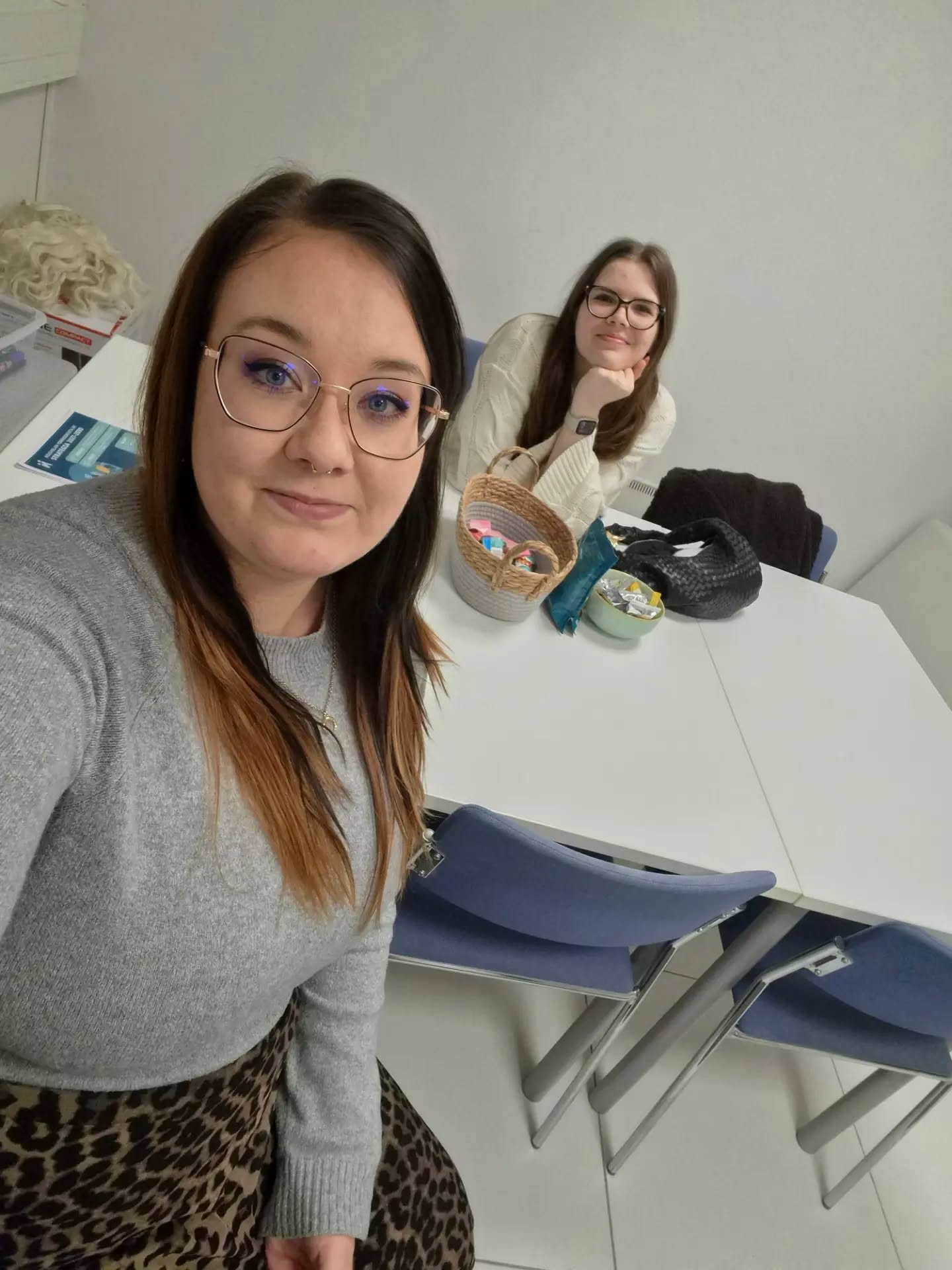 Kouvolan Ydinkeskusta ry oli mukana Kouvolan Nuorkauppakamarin järjestämässä Pä1väJohtajana-projektissa to 15.10. Yhdistys mahdollisti lukiosta valmistuneelle nuorelle Veeralle tutustumisen toiminnanjohtajan työpäivään ja arkeen 5 h ajan. Päivään sisältyi Ravintolayhteisön palaveri, tutustuminen yhdistyksen toimintaan ja toiminnanjohtajan työnkuvaan. Yhdistys sai myös hyviä kommentteja siitä miten nuoria tavoittaa ja mitä he toivoisivat keskustaan 😊

@jcikonuka

#päiväjohtajana #kouvolannuorkauppakamari #kouvolanydinkeskusta #konuka