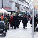 Tervetuloa tutustumaan lähellä tuotettuun ruokaan Makujen Polku -tapahtumaan lauantaina 18.4.2026! 🤩🧀🥚

Tapahtuma järjestetään Kohoa Synergiakeskuksessa ja kävelykatu Manskilla klo 10-14.

🟣 Myynnissä mm. leivonnaisia, makeita ja suolaisia lettuja, palvipossua ja erilaisia kevään juhliin sopivia juomia.

🟣 Yleisö pääsee äänestämään parasta kouvolalaista suolaista snack -tuotetta, äänestys on käynnissä klo 10-13.15. Tuomaristo julkistaa kilpailun voittajan klo 13.45. Tämän jälkeen julkistetaan, mikä kilpailutuotteista on yleisön suosikki.

Paikan päällä arvotaan Kouvola-ämpäreitä, jotka sisältävät paikallisia elintarvikkeita: klo 11.00, klo 12.00, klo 13.00 ja klo 14.00

🟣 Lapsille kasvomaalausta ja onnenpyörä🖌️

🟣 Esillä elintarvikealan koulutusmahdollisuuksia ja alan tutkimusta

Mukana mm.:
@geisarinna 
@harjuntila
@jauhomassu
@Kouvolanherkku
Muhniemen Lahtivaja
Korvalaanen Oy (Muhniemen teltassa)
@paavolan_kotijuustola 
Raussilan tähtivilja
@palvilihaoy 
@piianherkut 
@polvenjuustola 
Puurin kanala
@puotimaalla_liisa 
Sokerikoriste A. Käyhty
Uotilan Maatila ja Hyvämäen mehustamo
ViiniVerla

Infopisteet:
Etelä-Suomen maa- ja kotitalousnaiset
Helsingin Yliopisto, Karpaloinnovaatio
@eduko.fi KEKE-hanke ja PALKO-hanke
@kouvolainnovation SuoLiike
@unilut
@xamkfi

☕️EduCafé palvelee koko tapahtuman ajan klo 10-14. Tarjolla kahvia, pientä makeaa ja suolaista. Tuotteet ovat elintarvikealan ja ravintola- ja catering-alan opiskelijoiden tekemiä herkkuja.

Tervetuloa!

#makujenpolku #näytteilleasettajat #lähiruoka #visitkouvola