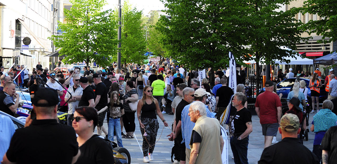 Kävelykatu Manskilla on paljon ihmisiä tutustumassa moottoriurheiluseuroihin ja erilaisiin autoihin Motorsporttia Manskilla -tapahtumassa.